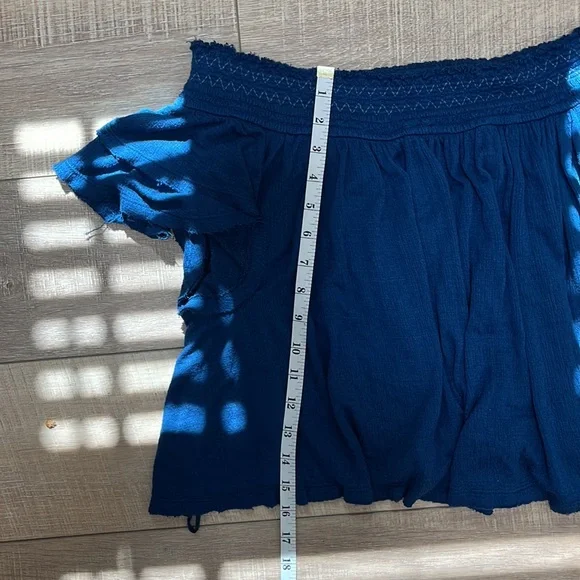 Free People Off the Shoulder Crop Frayed Edges  and Back Cut out Blue Size M - Picture 9 of 10